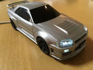 R34GT-Rモバイルバッテリーの充電中の画像